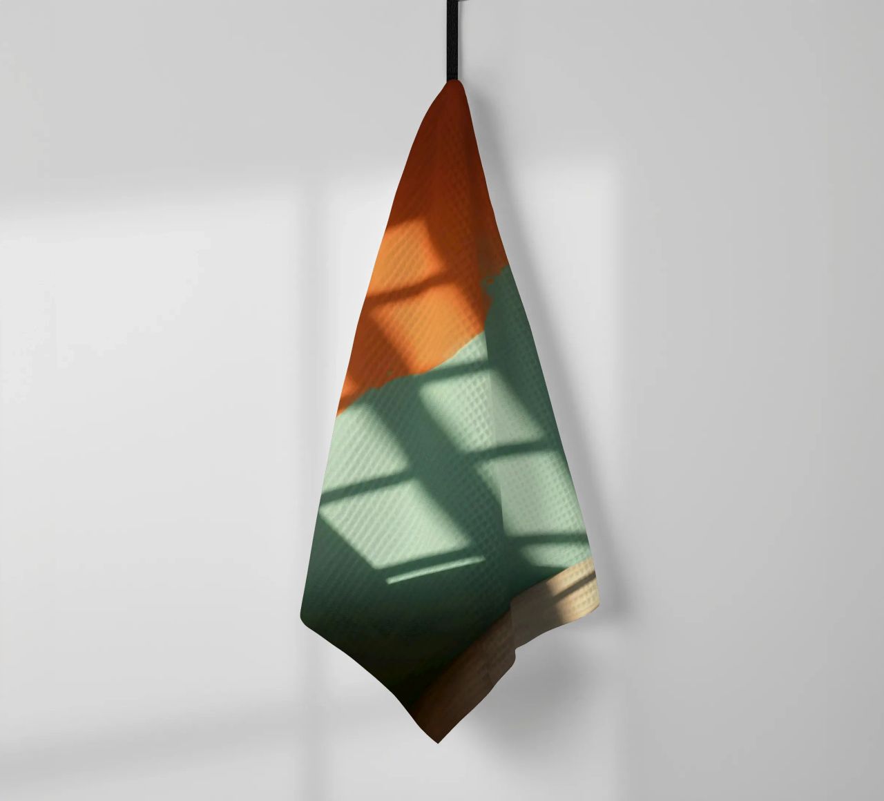 Gioco di luci e ombre su una parete colorata in una stanza illuminata dal sole. canovaccio da cucina da DesignDoodle