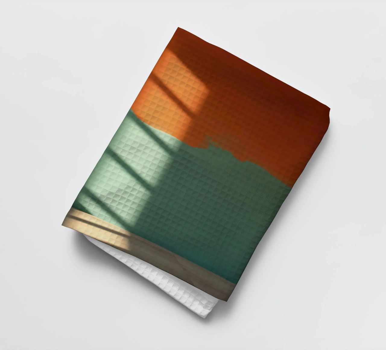 Gioco di luci e ombre su una parete colorata in una stanza illuminata dal sole. canovaccio da cucina da DesignDoodle