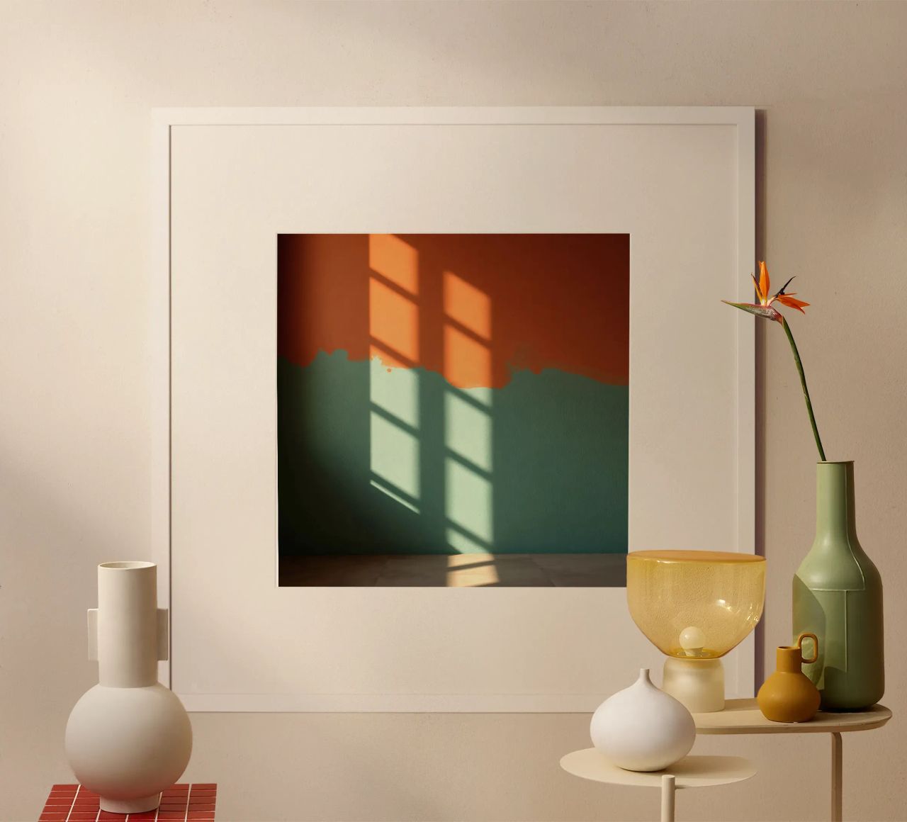 Licht- und Schattenspiel auf einer bunten Wand in einer sonnenbeschienenen Poster von DesignDoodle