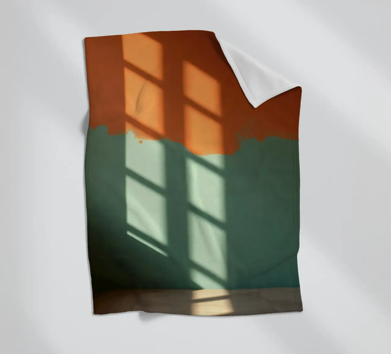 Gioco di luci e ombre su una parete colorata in una stanza illuminata dal sole. coperta in pile da DesignDoodle