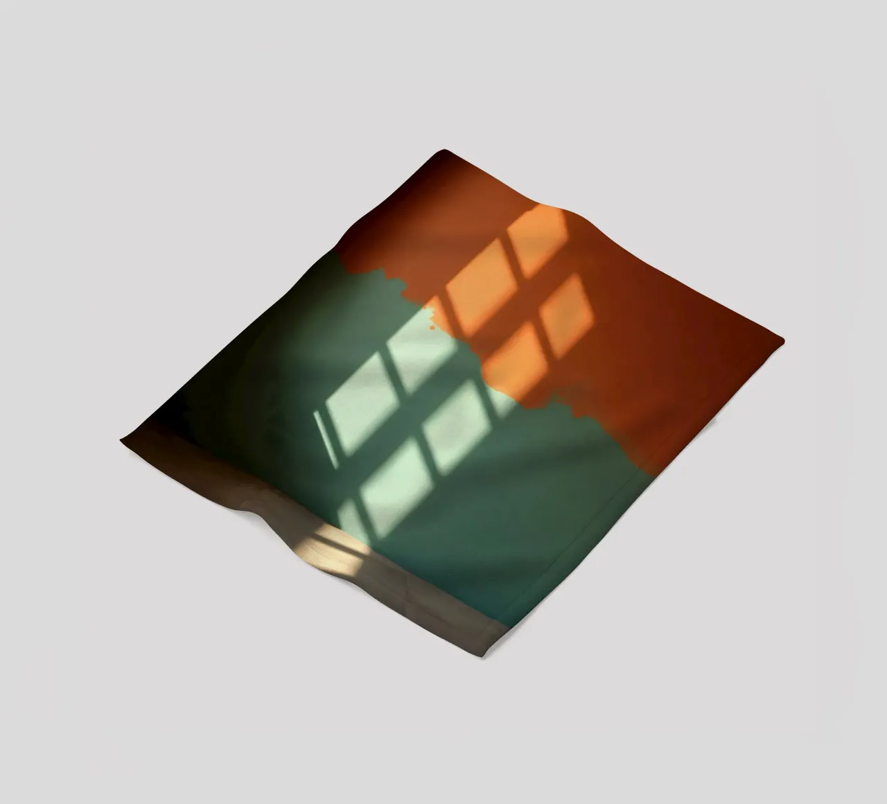 Gioco di luci e ombre su una parete colorata in una stanza illuminata dal sole. coperta in pile da DesignDoodle