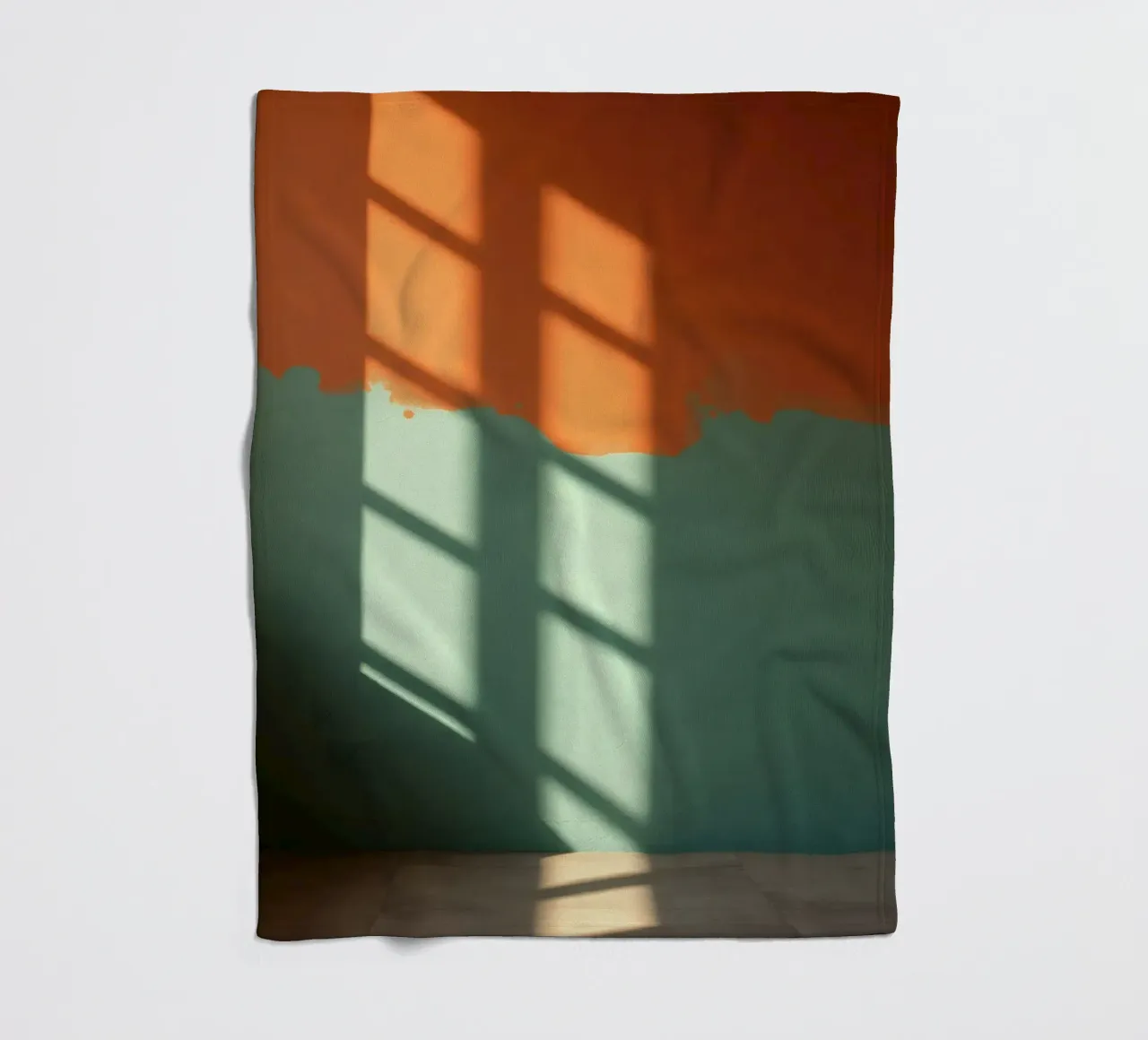 Gioco di luci e ombre su una parete colorata in una stanza illuminata dal sole. coperta in pile da DesignDoodle