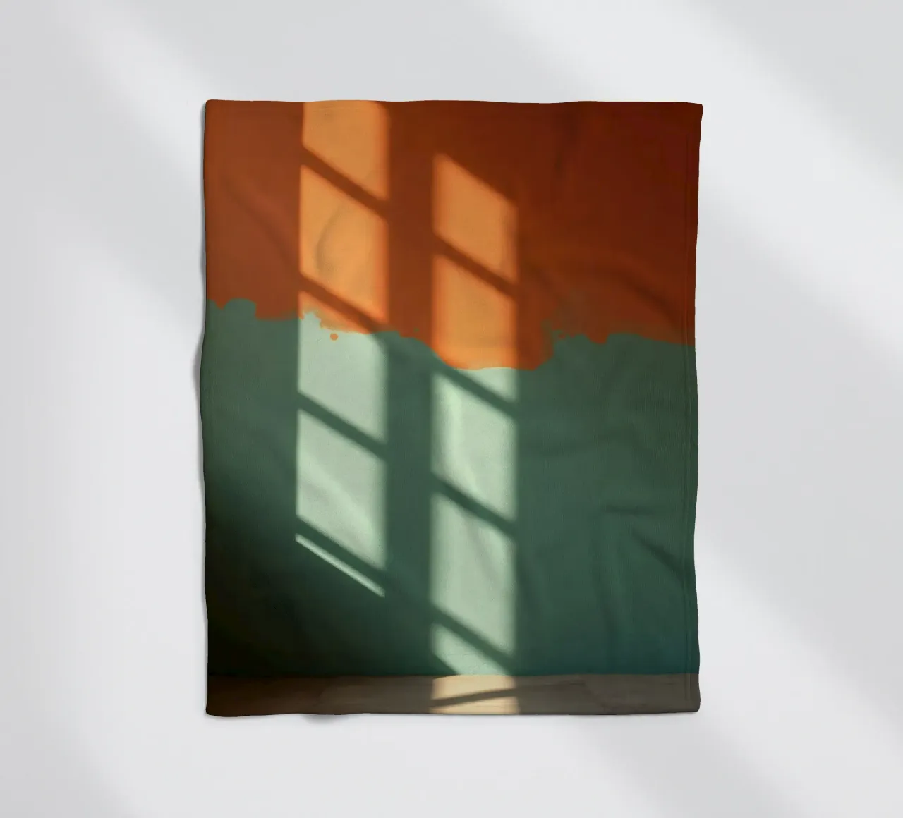 Gioco di luci e ombre su una parete colorata in una stanza illuminata dal sole. coperta in pile da DesignDoodle