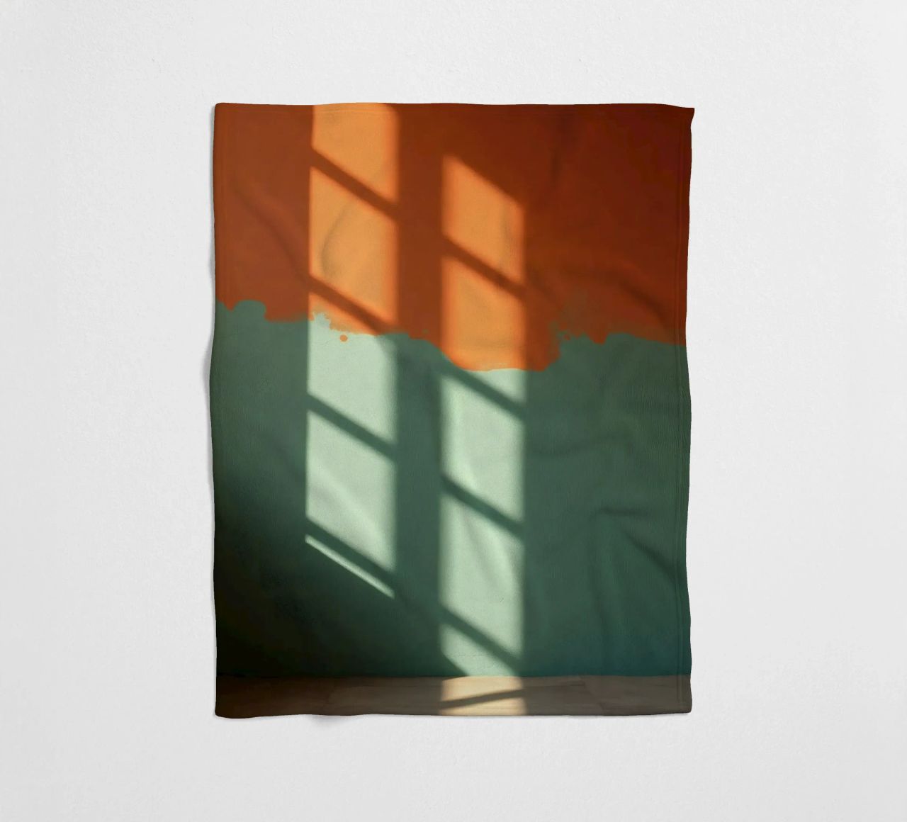 Gioco di luci e ombre su una parete colorata in una stanza illuminata dal sole. coperta in pile da DesignDoodle