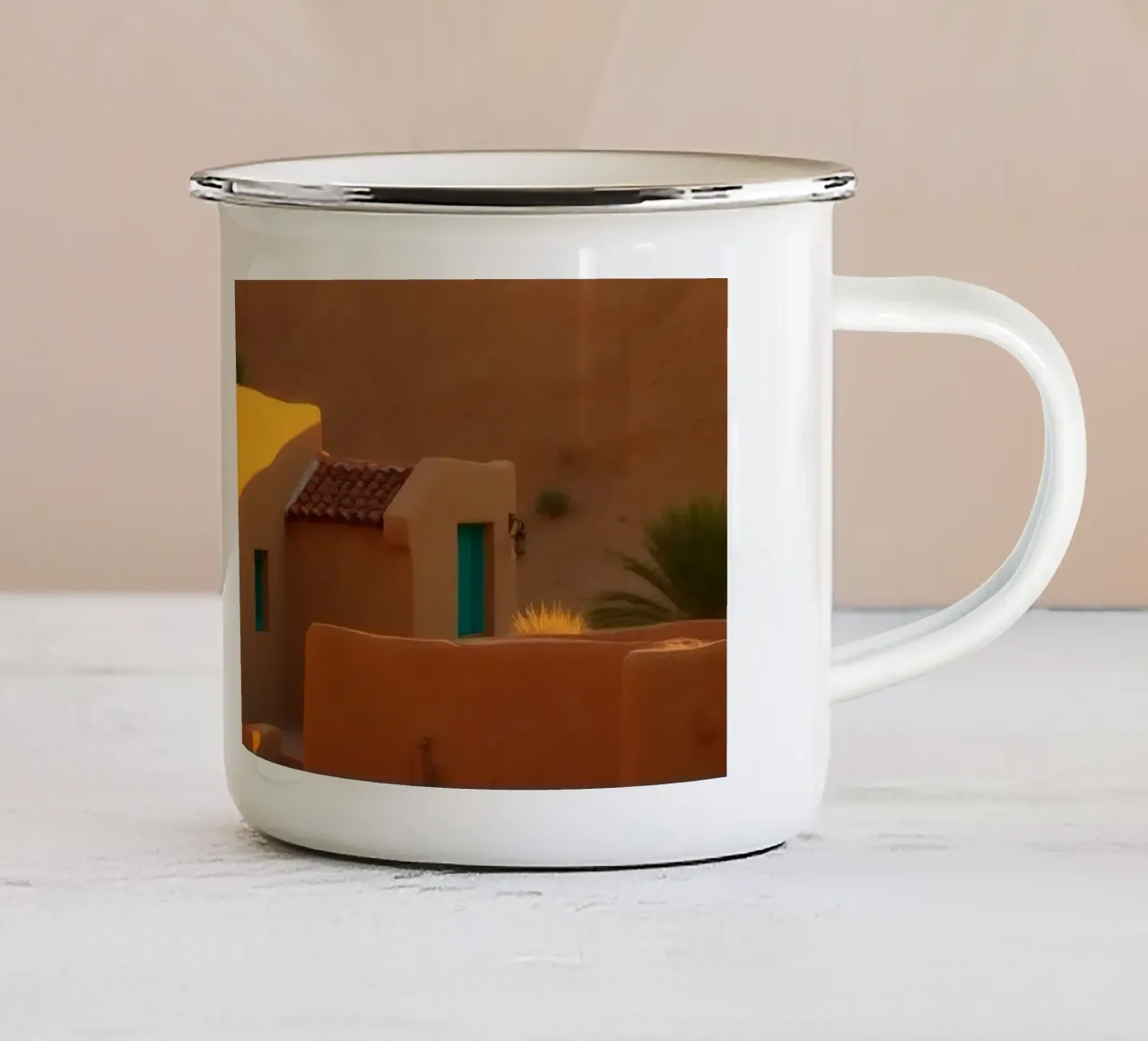 La luce calda della sera nel deserto proietta le ombre su un rustico tazza in smalto da DesignDoodle