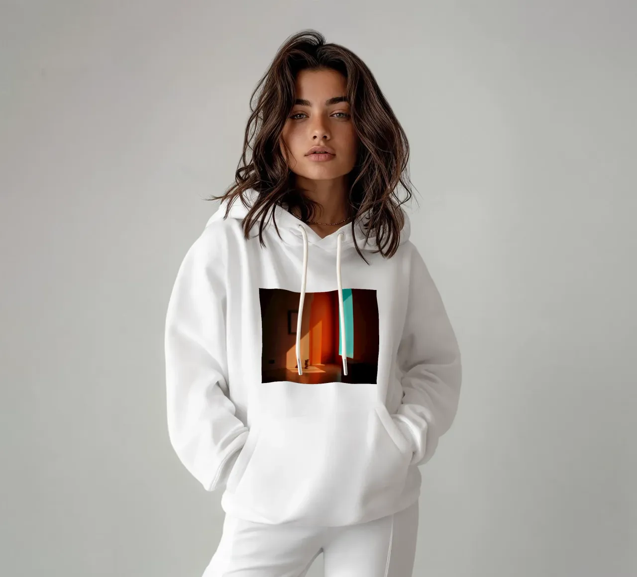 Zonlicht dat patronen creëert in een artistiek ontworpen kamer hoodie van DesignDoodle