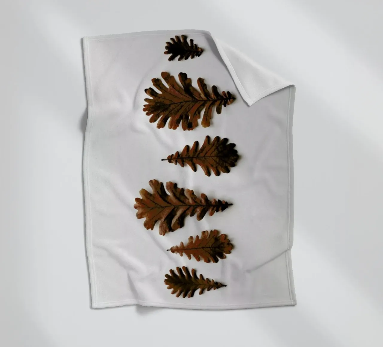 Shapes Oak Leafs coperta in pile da Studio Nahili