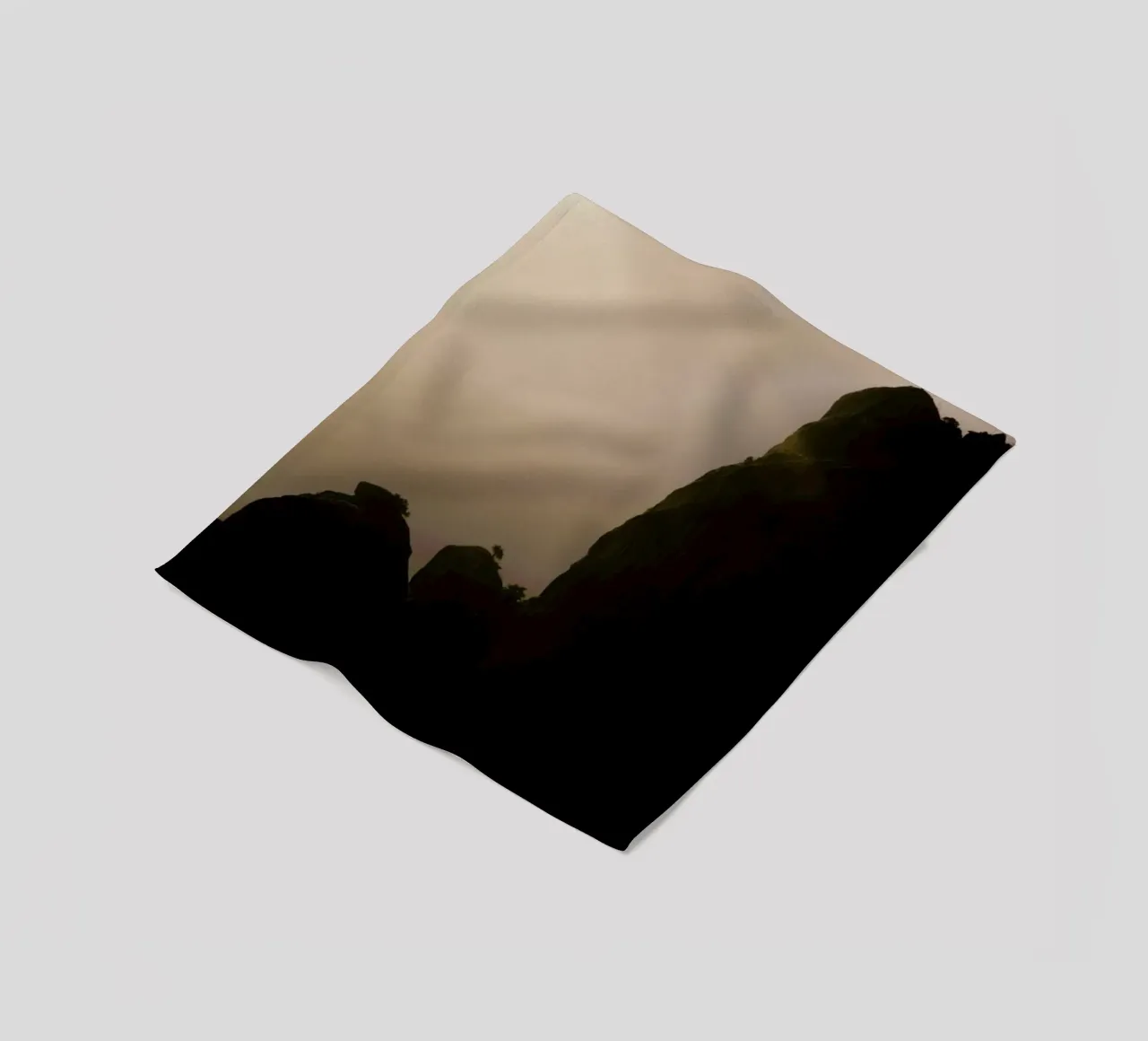 The Tiny Strong Tree coperta in pile da Studio Nahili