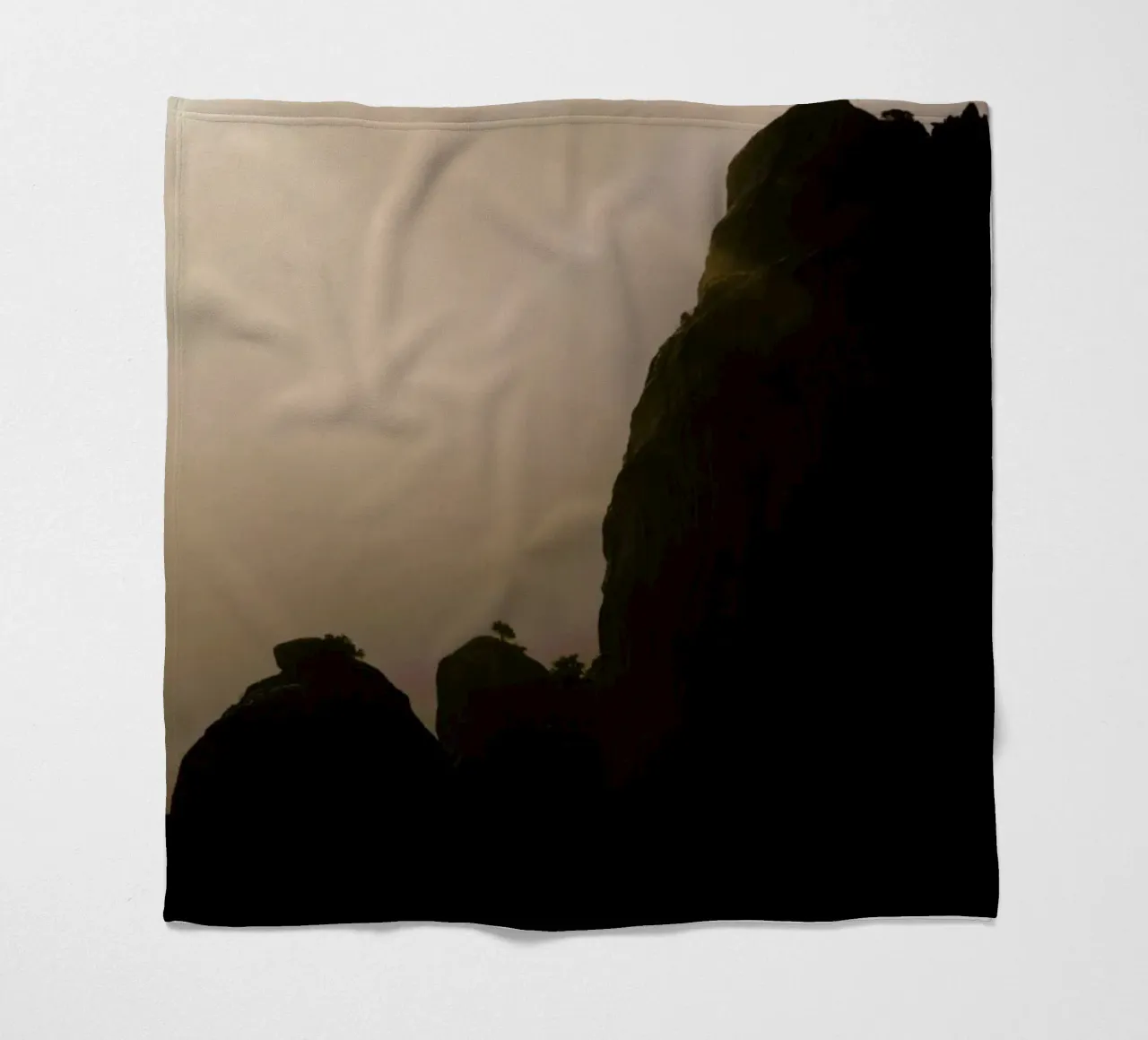 The Tiny Strong Tree coperta in pile da Studio Nahili