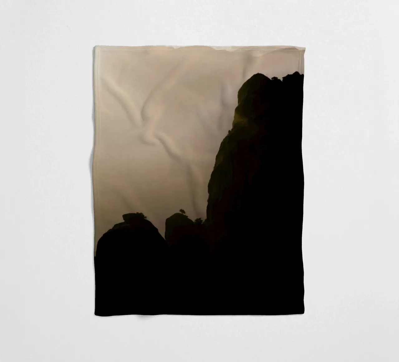 The Tiny Strong Tree coperta in pile da Studio Nahili