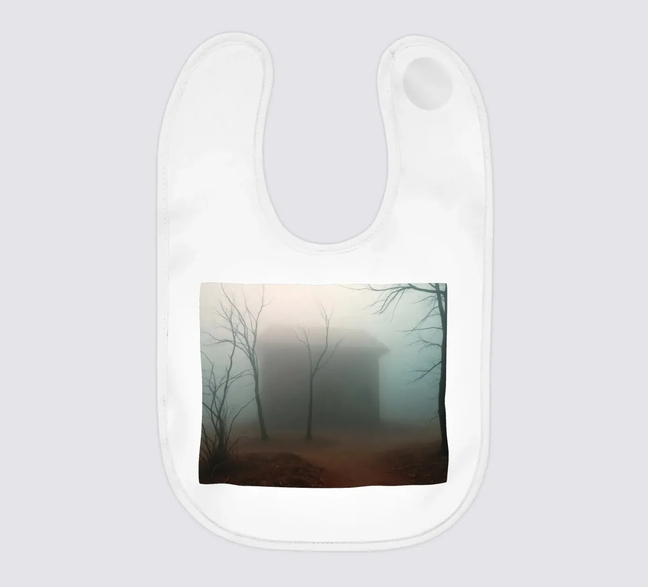 La nebbia avvolge una casa isolata circondata da alberi secchi bavaglino da DesignDoodle