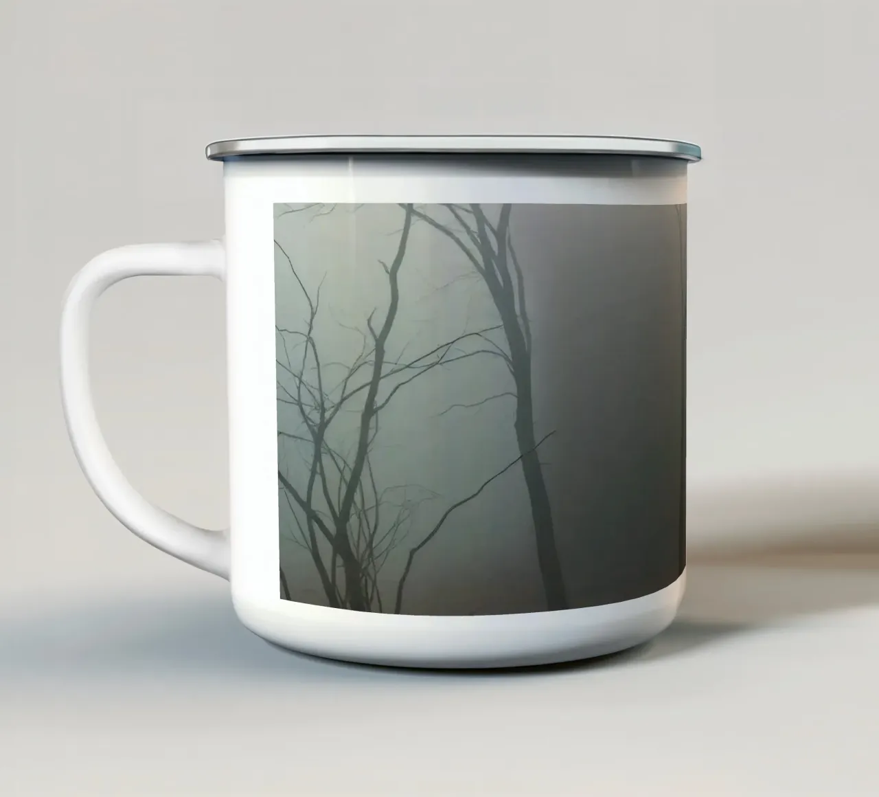 La nebbia avvolge una casa isolata circondata da alberi secchi tazza in smalto da DesignDoodle