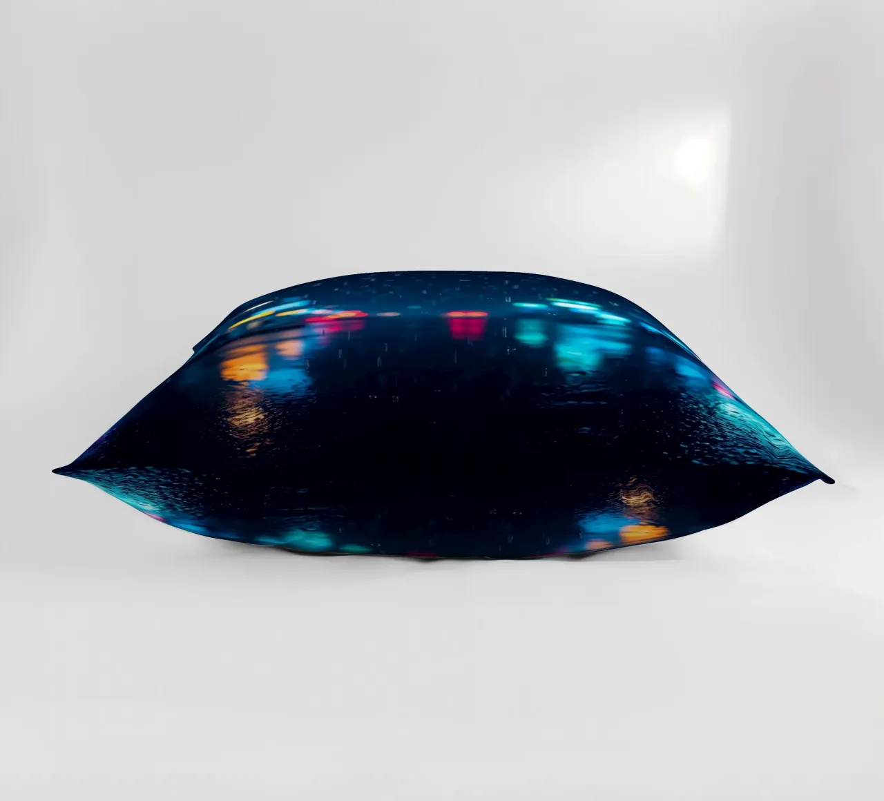 Kleurrijk stedelijk nachtleven onder regen met verlichte borden kussen van DesignDoodle