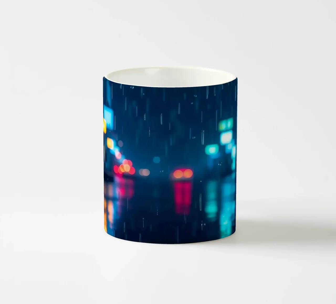 Vie nocturne urbaine colorée sous la pluie avec des enseignes lumineuses mug en céramique de DesignDoodle