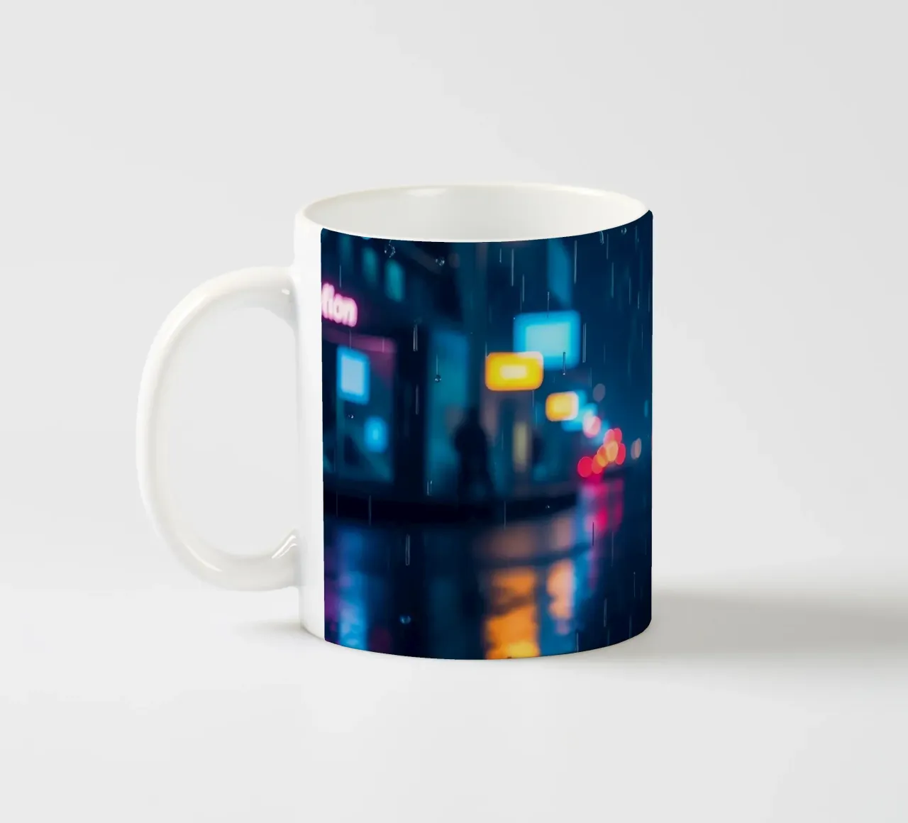 Vie nocturne urbaine colorée sous la pluie avec des enseignes lumineuses mug en céramique de DesignDoodle