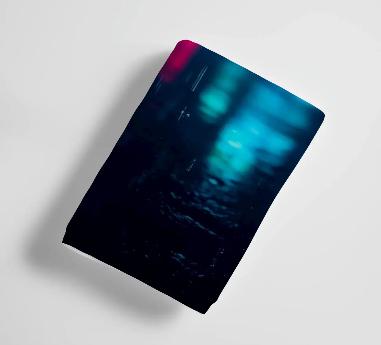 Vie nocturne urbaine colorée sous la pluie avec des enseignes lumineuses serviette de bain de DesignDoodle