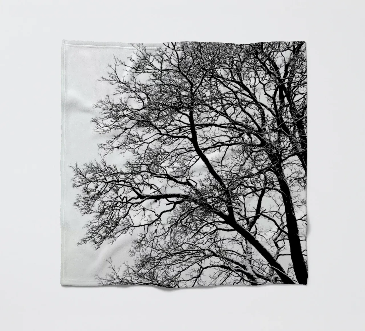 Black & White Abstract Winter Tree coperta in pile da Studio Nahili