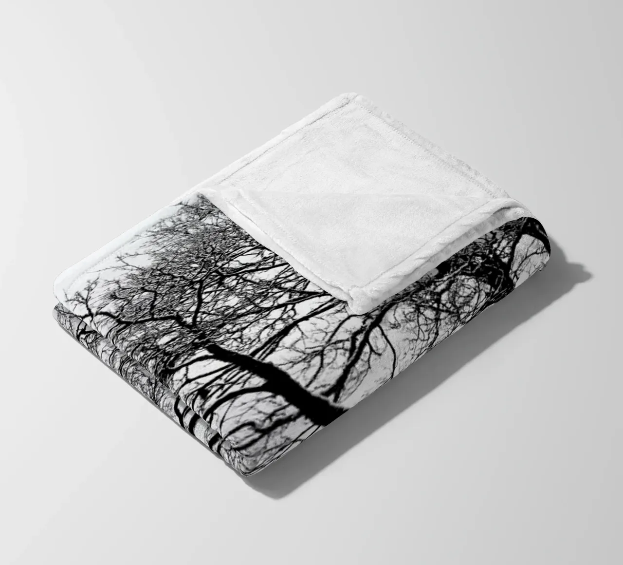 Black & White Abstract Winter Tree coperta in pile da Studio Nahili