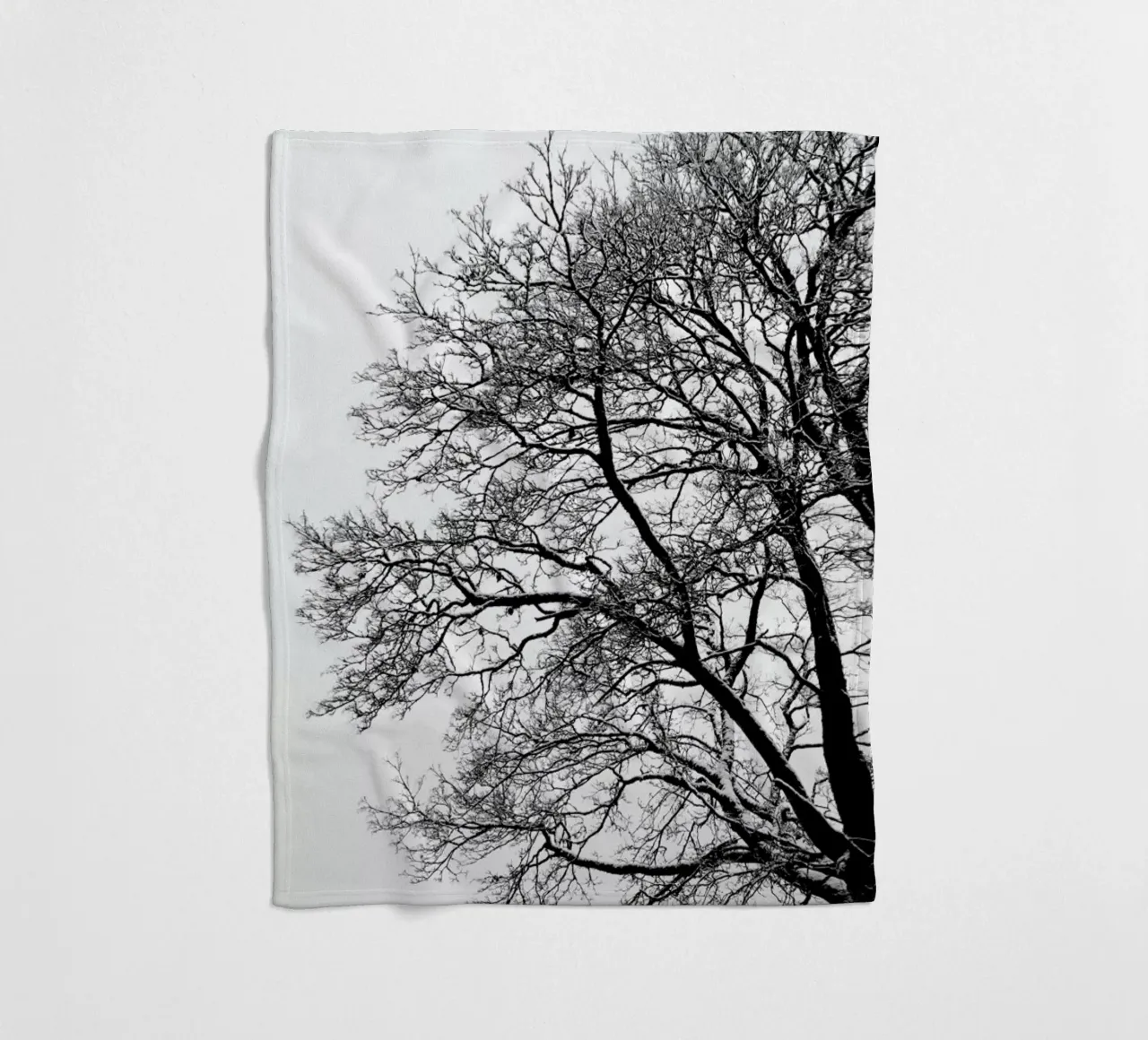 Black & White Abstract Winter Tree coperta in pile da Studio Nahili