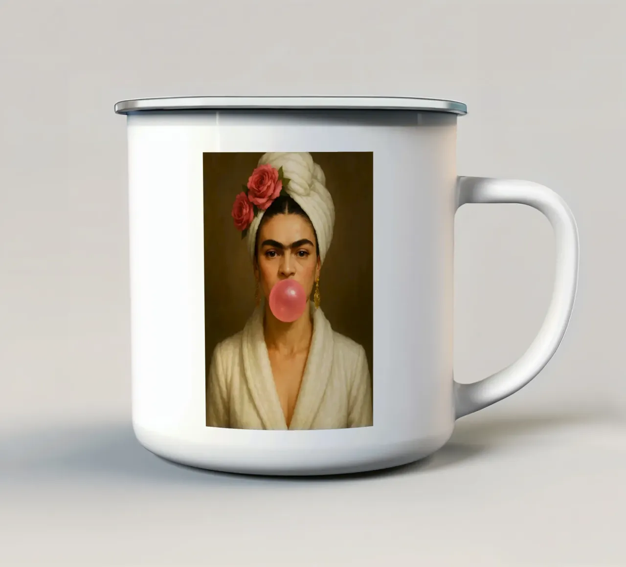 RITRATTO DI FRIDA KAHLO CON GOMMA DA MASTICARE tazza in smalto da ARTOMATIC