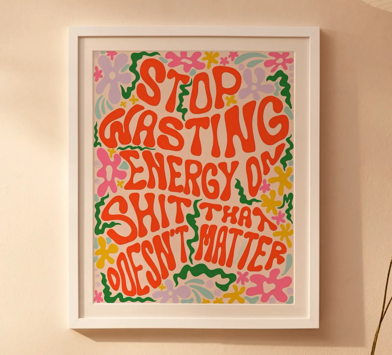 "Hör auf, Energie zu verschwenden" Kelli Laderer - Bold Affirmation Art Poster mit Kunststoffrahmen von NorwesClub