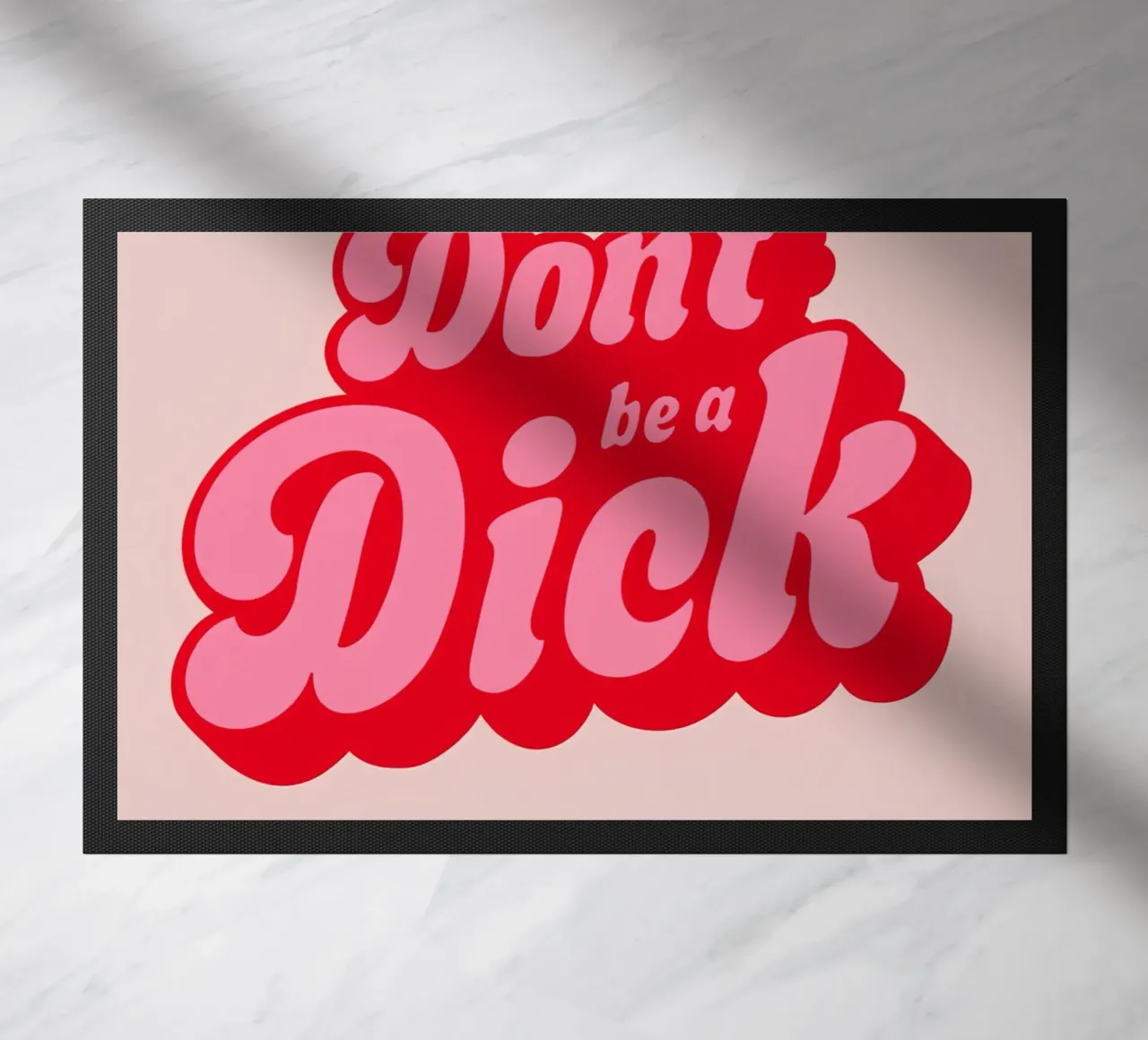 Stampa di una dichiarazione rosa con caratteri tipografici retrò in grassetto: "Don't Be a Dick". zerbino da NorwesClub