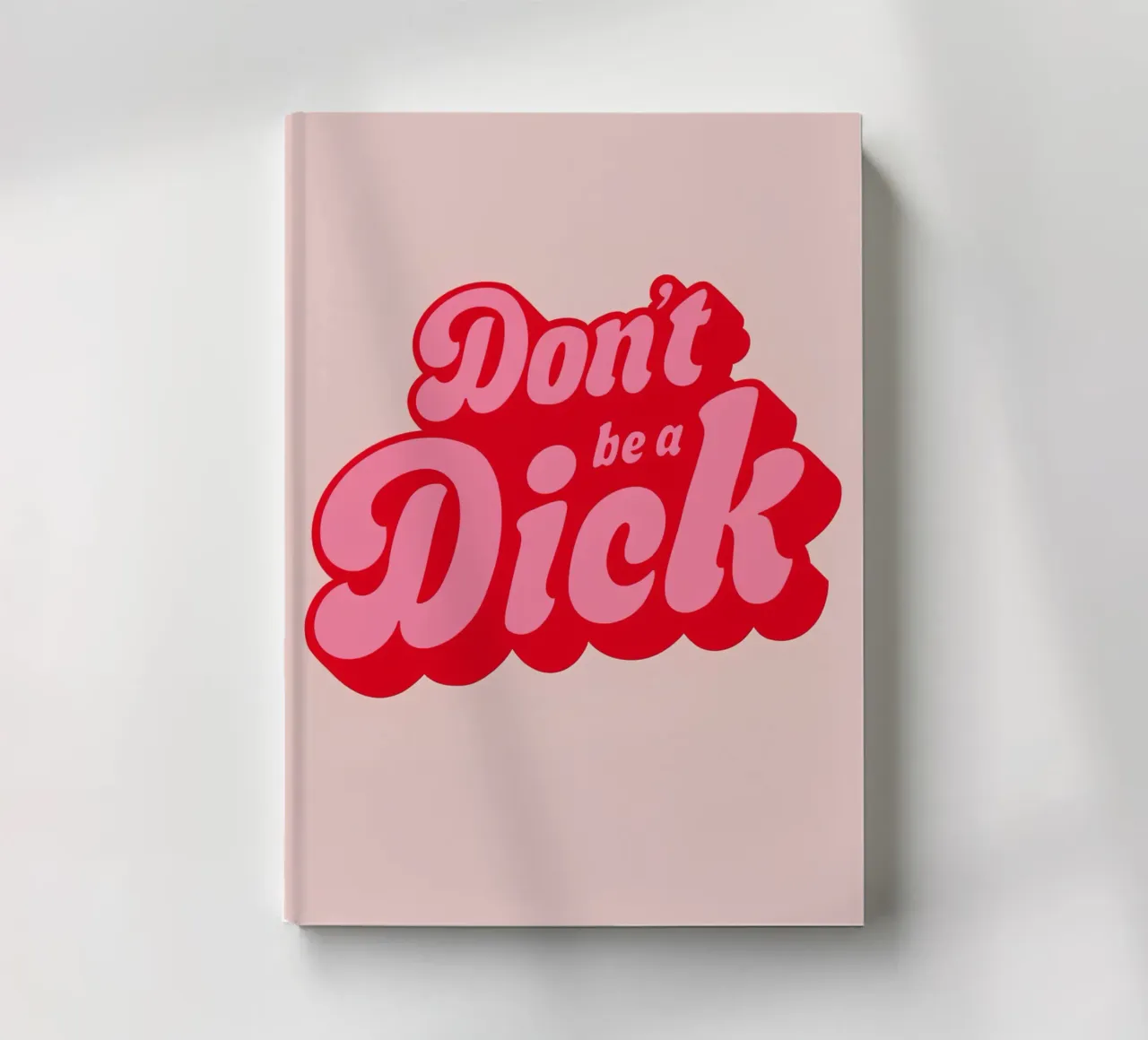 Stampa di una dichiarazione rosa con caratteri tipografici retrò in grassetto: "Don't Be a Dick". diario da NorwesClub