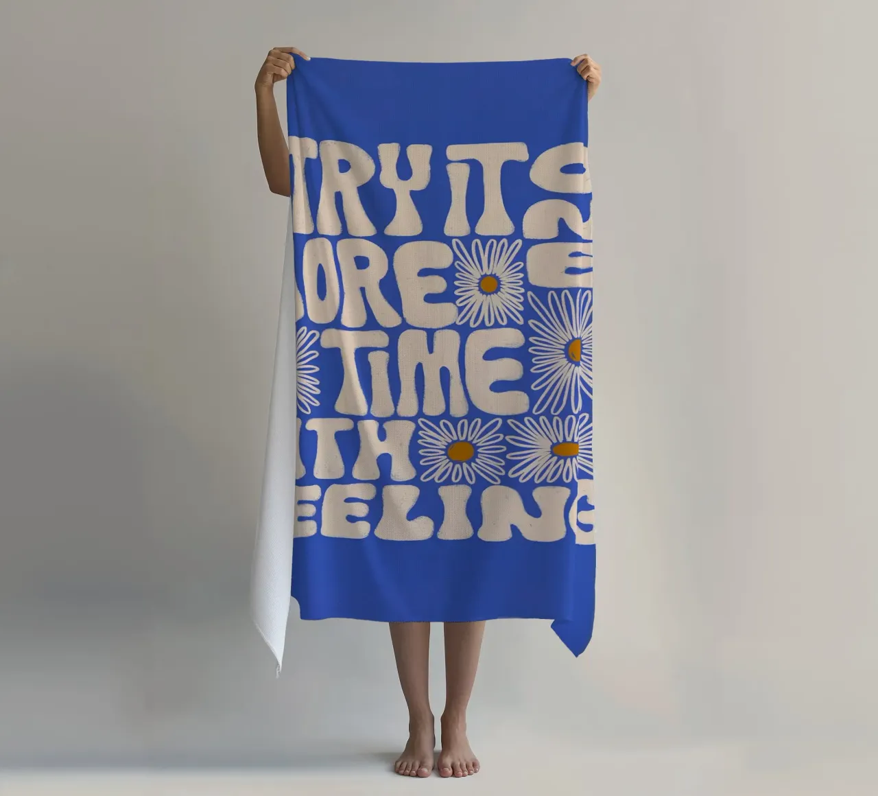 "Try It More Time" Groovy Daisy Retro Blue Pop Art telo mare da NorwesClub