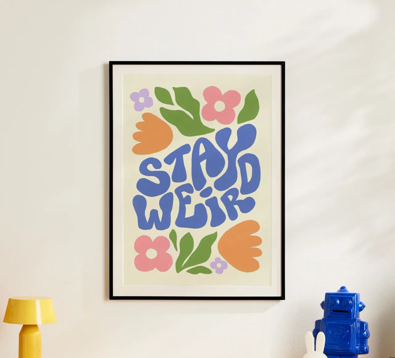 "Stay Weird" Groovy Floral Retro Folk Art Print poster con marco de plástico de NorwesClub