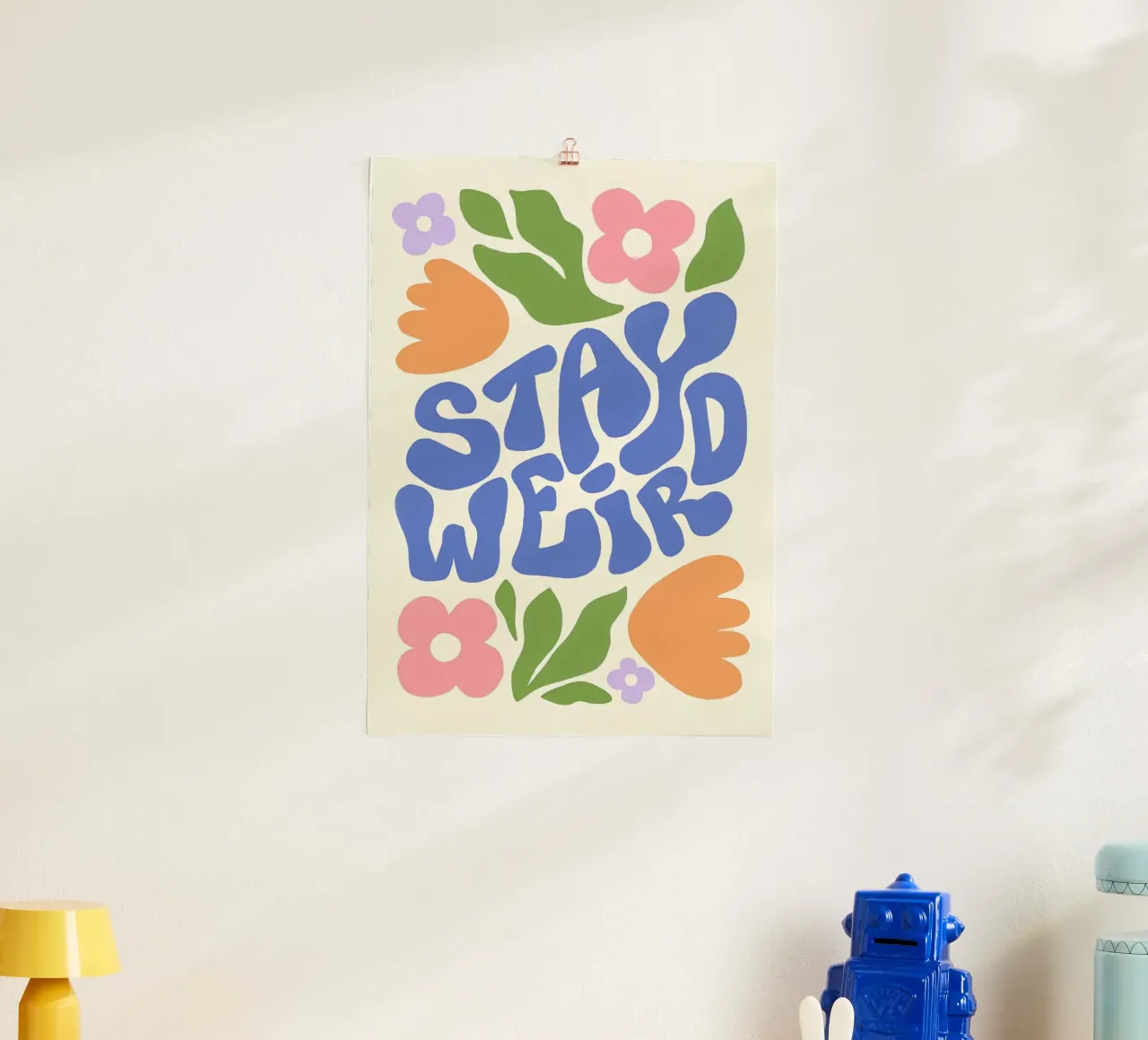 "Stay Weird" Groovy Floral Retro Folk Art Print poster con marco de plástico de NorwesClub