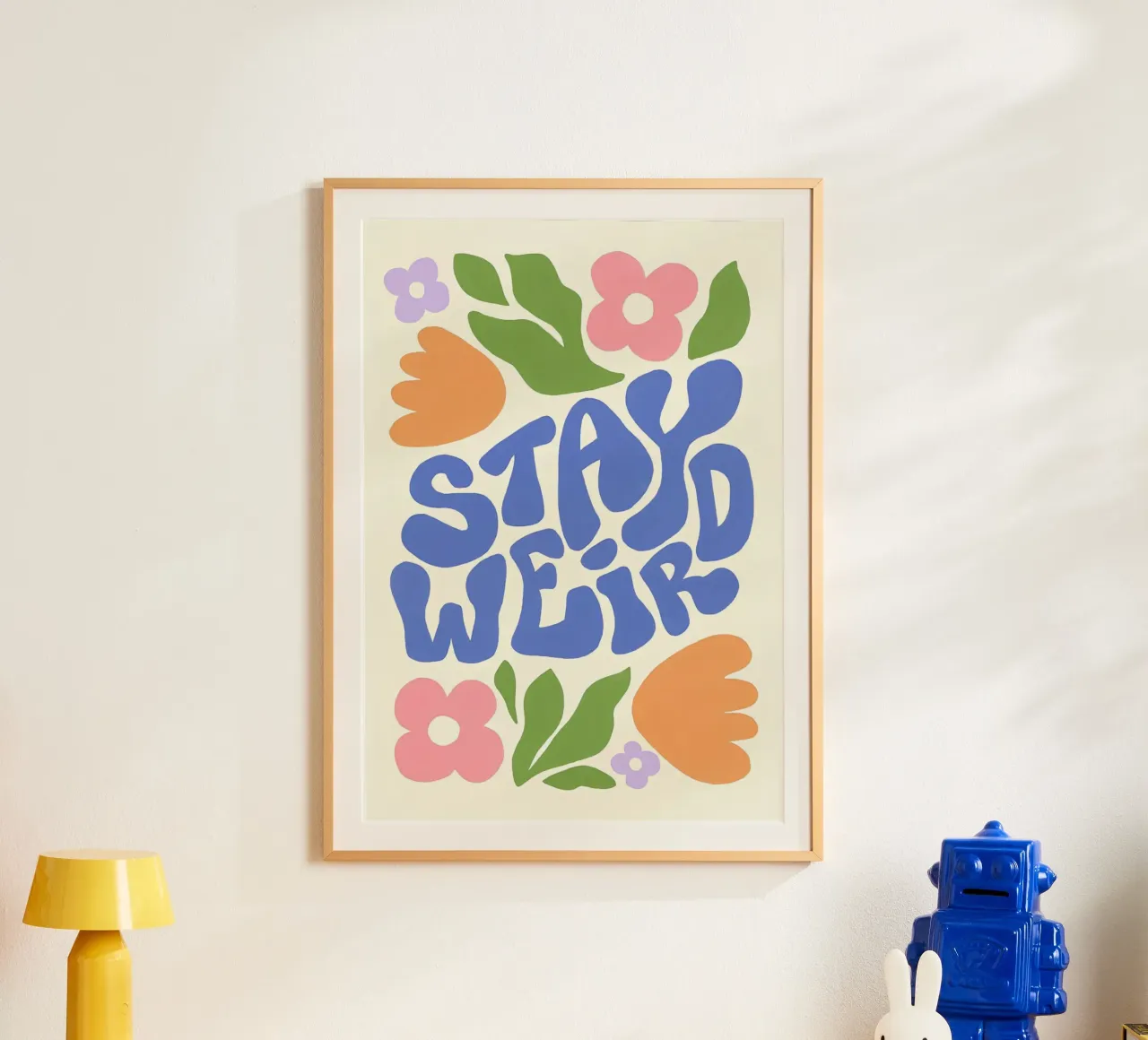 "Stay Weird" Groovy Floral Retro Folk Art Print poster con marco de plástico de NorwesClub