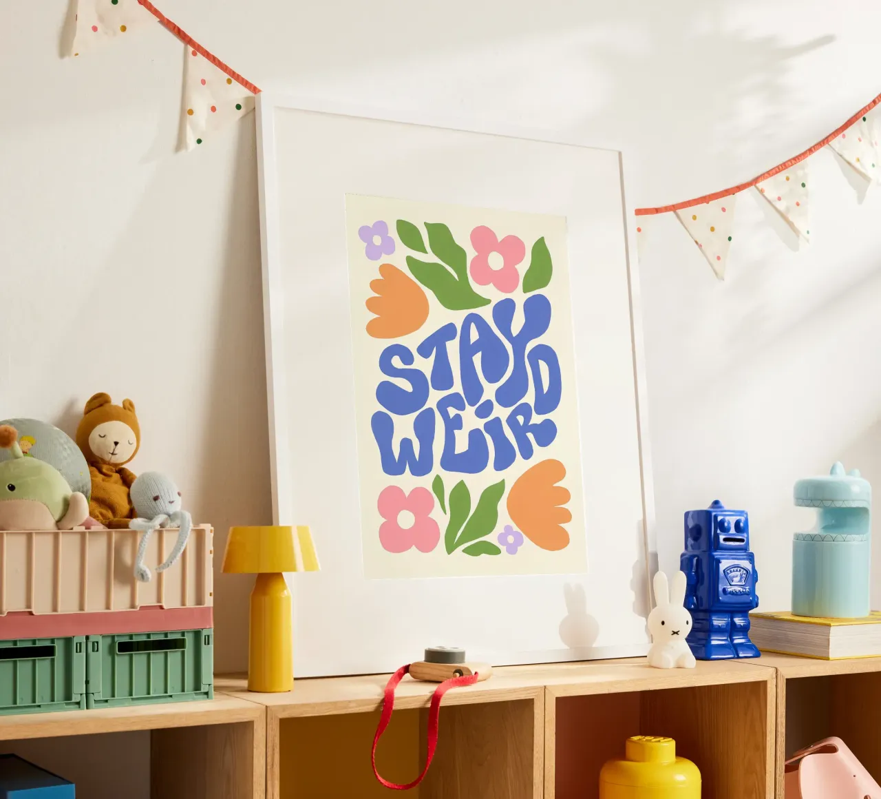 "Stay Weird" Groovy Floral Retro Folk Art Print poster con marco de plástico de NorwesClub