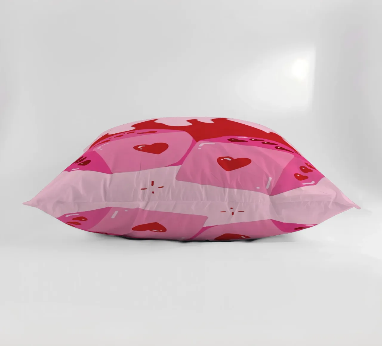 Cuore fiammeggiante, dadi rosa, stampa d'amore pop art retrò cuscino da NorwesClub