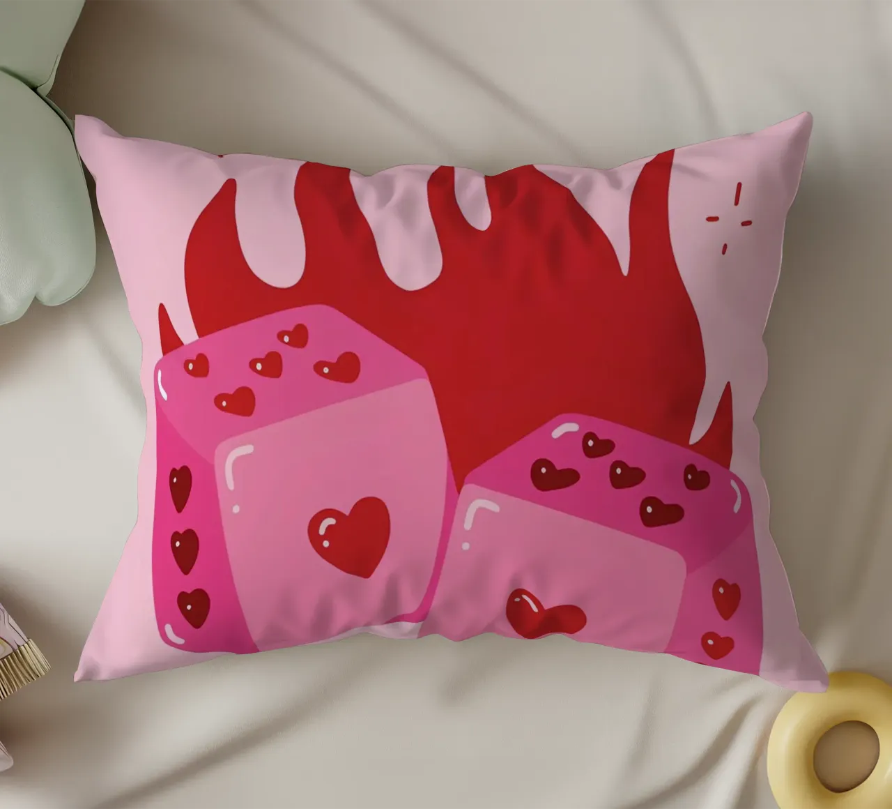 Cuore fiammeggiante, dadi rosa, stampa d'amore pop art retrò cuscino da NorwesClub