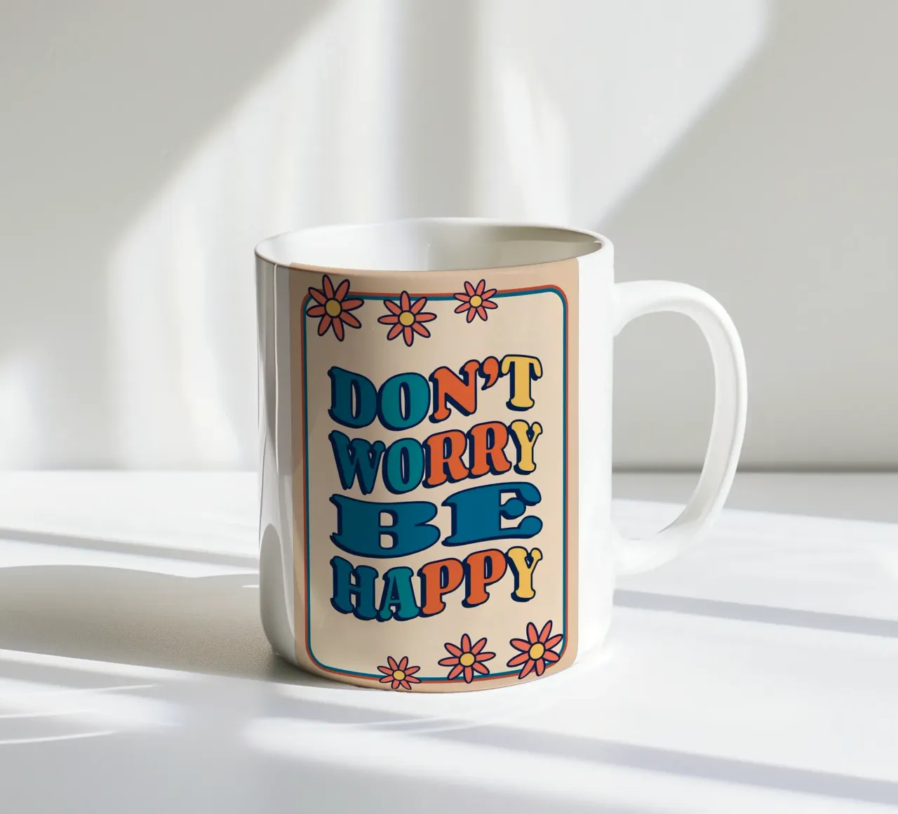 "Don't Worry Be Happy" Retro Groovy Optimistische Kunstdruk keramische mok van NorwesClub