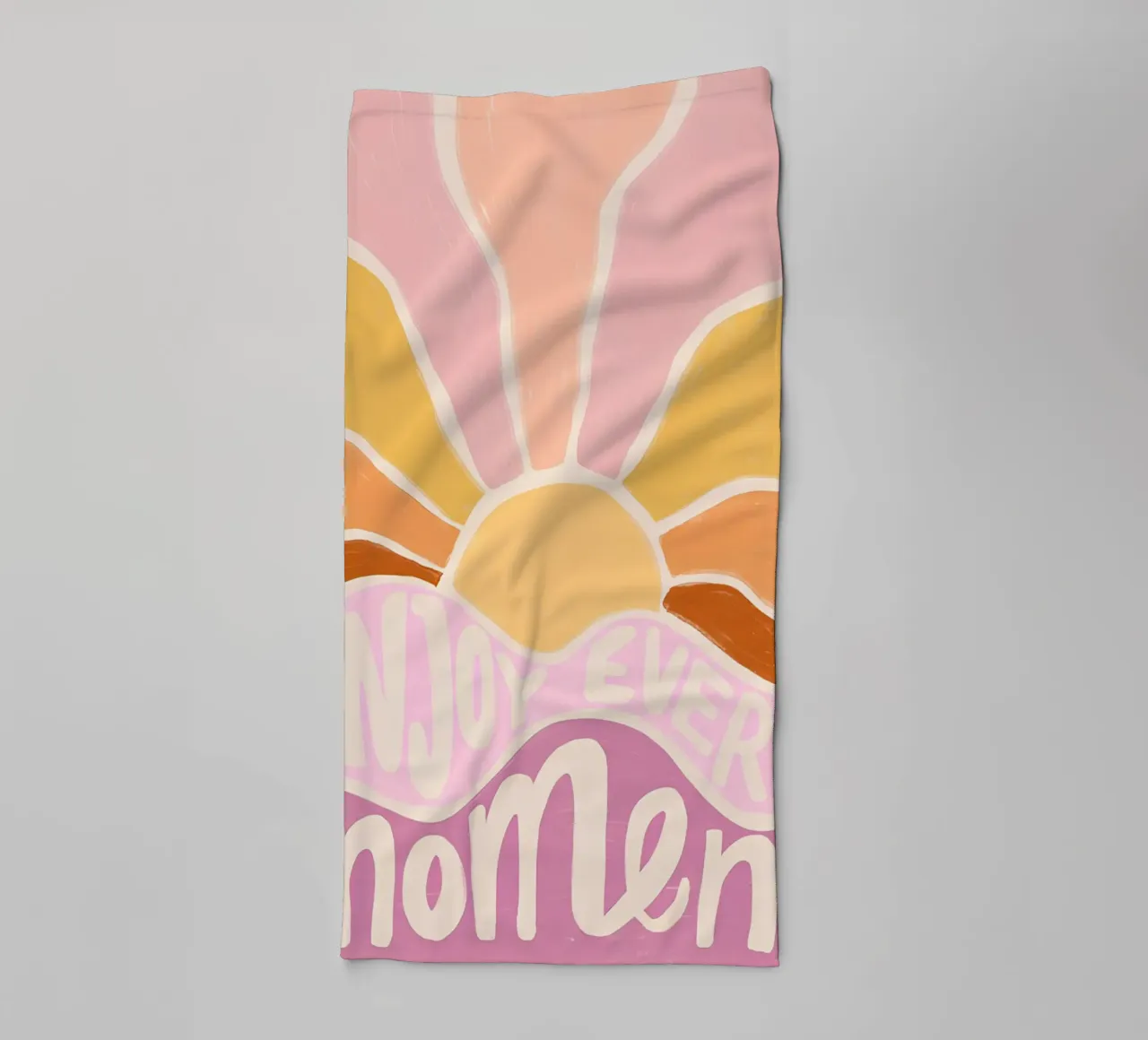 "Enjoy Every Moment" Retro Sun Flower Groovy Pop Art asciugamano da bagno da NorwesClub
