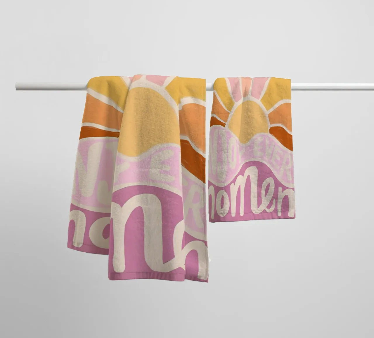 "Enjoy Every Moment" Retro Sun Flower Groovy Pop Art asciugamano da bagno da NorwesClub