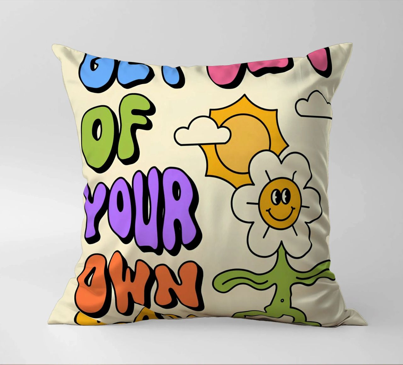 Art d'affirmation psychédélique rétro "Get Out Of Your Own Way" (Sortez de votre propre chemin) coussin de NorwesClub