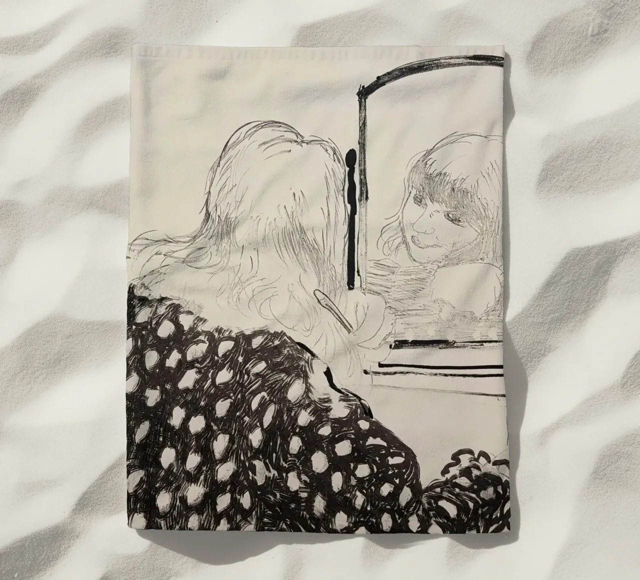 Ann kämmt ihr Haar 1979 Strandtuch von khanrosie