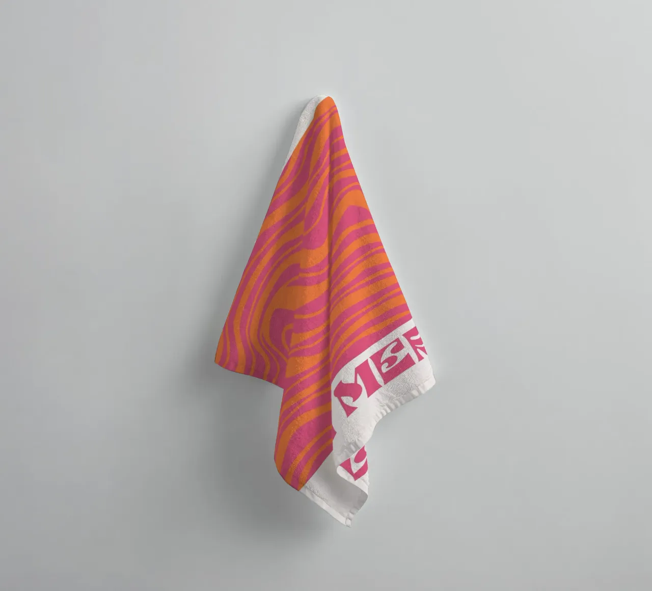 Psychedelisch Roze Vloeibare Werveling Retro Abstract Pop Art badhanddoek van NorwesClub