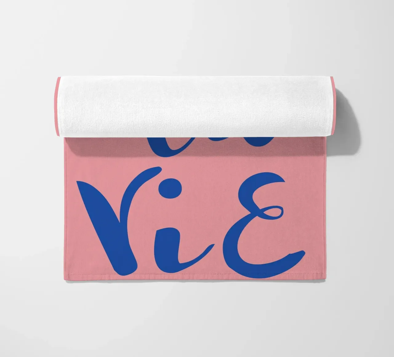 "C'est La Vie" Retro Psychedelic Abstrakte Pop Art Druck Strandtuch von NorwesClub