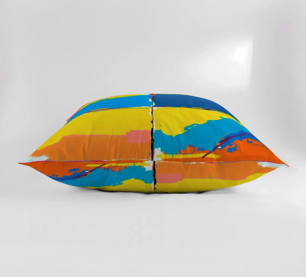 pittura astratta con pennellate decise cuscino da DesignDoodle