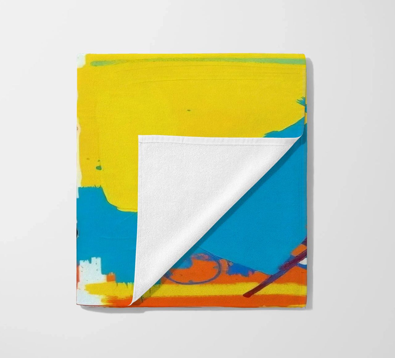 abstrakte Malerei mit kräftigen Pinselstrichen Strandtuch von DesignDoodle