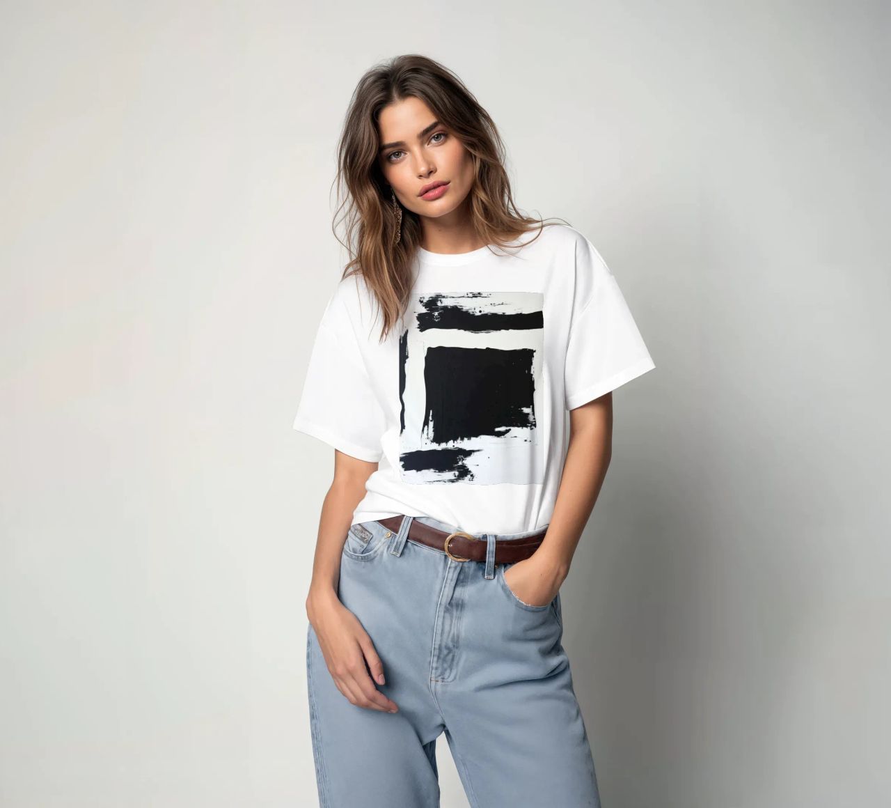Abstraktes Schwarz-Weiß-Kunstwerk mit kräftigem Pinselstrich T-Shirt von DesignDoodle