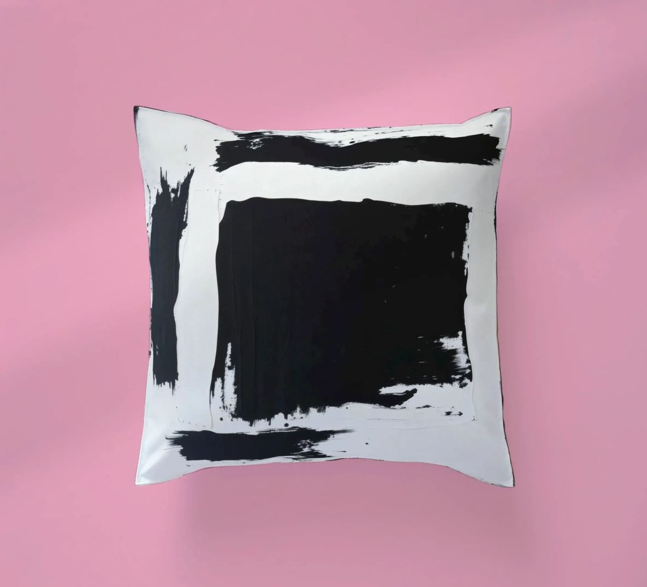 Abstraktes Schwarz-Weiß-Kunstwerk mit kräftigem Pinselstrich Kissen von DesignDoodle