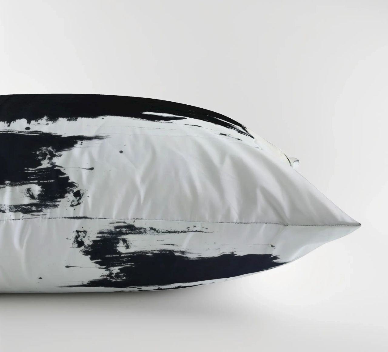 Abstraktes Schwarz-Weiß-Kunstwerk mit kräftigem Pinselstrich Kissen von DesignDoodle