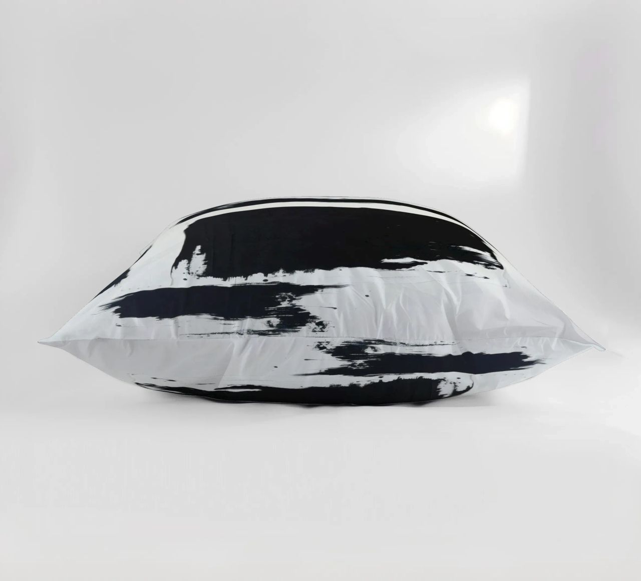 Abstraktes Schwarz-Weiß-Kunstwerk mit kräftigem Pinselstrich Kissen von DesignDoodle