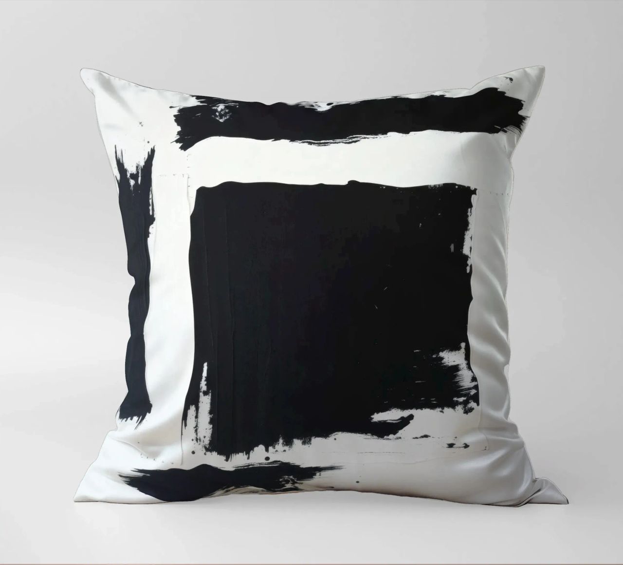 Abstraktes Schwarz-Weiß-Kunstwerk mit kräftigem Pinselstrich Kissen von DesignDoodle