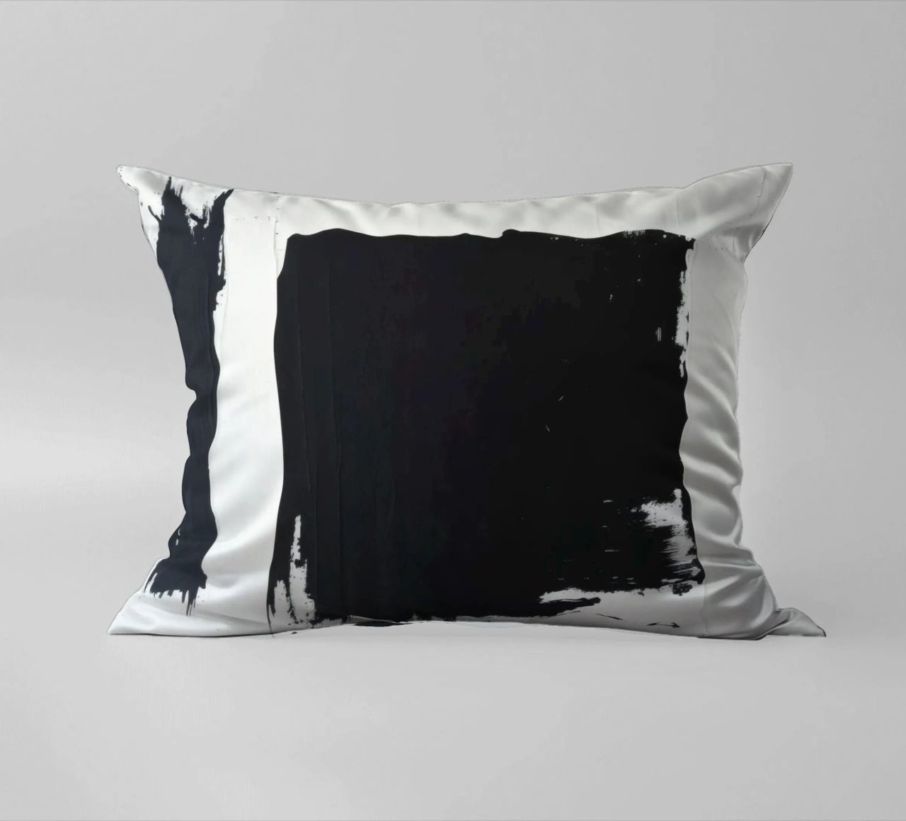 Abstraktes Schwarz-Weiß-Kunstwerk mit kräftigem Pinselstrich Kissen von DesignDoodle