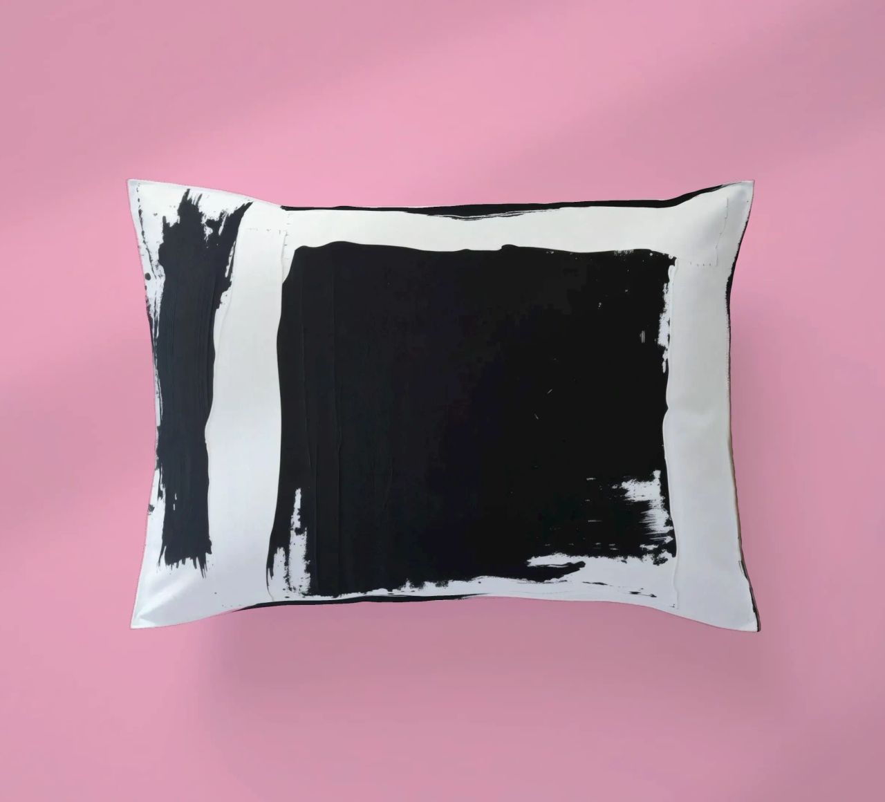 Abstraktes Schwarz-Weiß-Kunstwerk mit kräftigem Pinselstrich Kissen von DesignDoodle